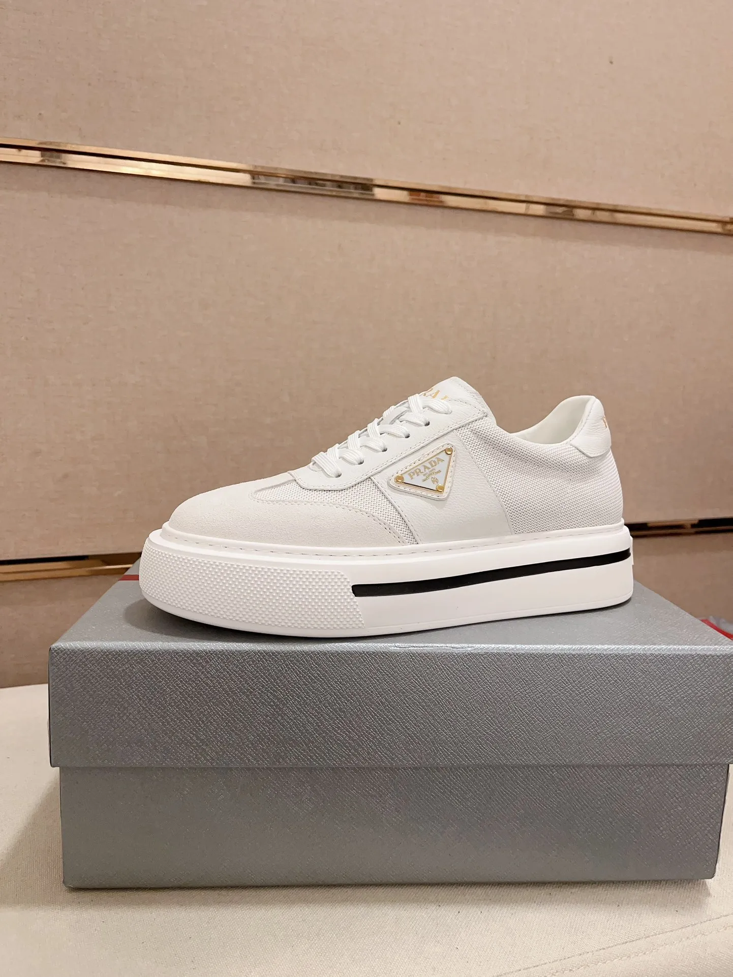 Men's shoes 💰 580💰 ✔️✔️✔️Higher version High-quality new PRADA (Prada) counters are launched simultaneously. The new men's shoes and 😘 fabrics are made of high-tech glue-spraying technology. Lining: Full cowhide lining. 👍🏿 High-end ☄️ air-cushion molded anti-slip rubber outsole, exquisite lines, simple and elegant, comfortable and high-end for leisure travel. Code number: 38 to 44 (45 can be customized and cannot be returned or exchanged)